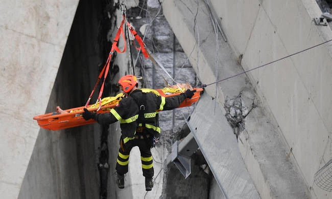 Γένοβα: Η δραματική διάσωση ενός εγκλωβισμένου στη μοιραία γέφυρα (βίντεο)